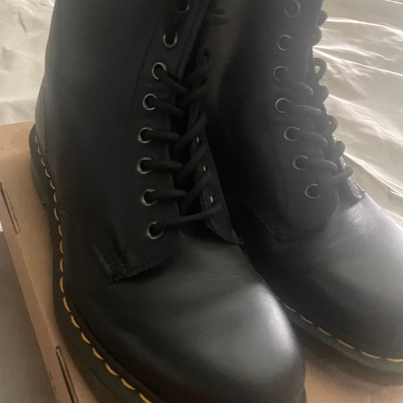 Dr.Marten 1460 is the original Dr. Lace Up Boots Brand New/Never Worn - Picture 5 of 6